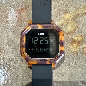 Nixon “the siren” watch
